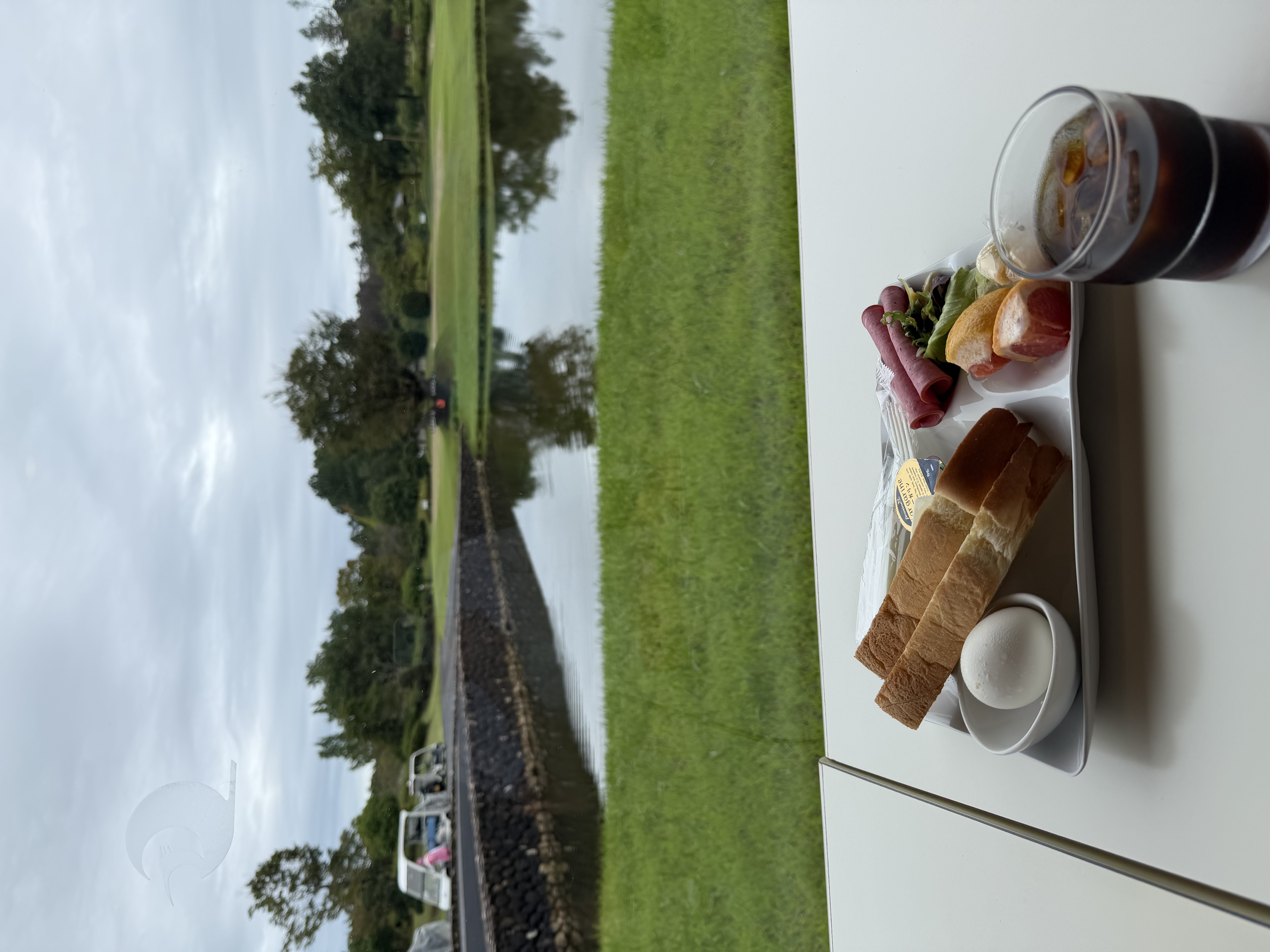 통창 너머 코스를 바라보는 창가 테이블