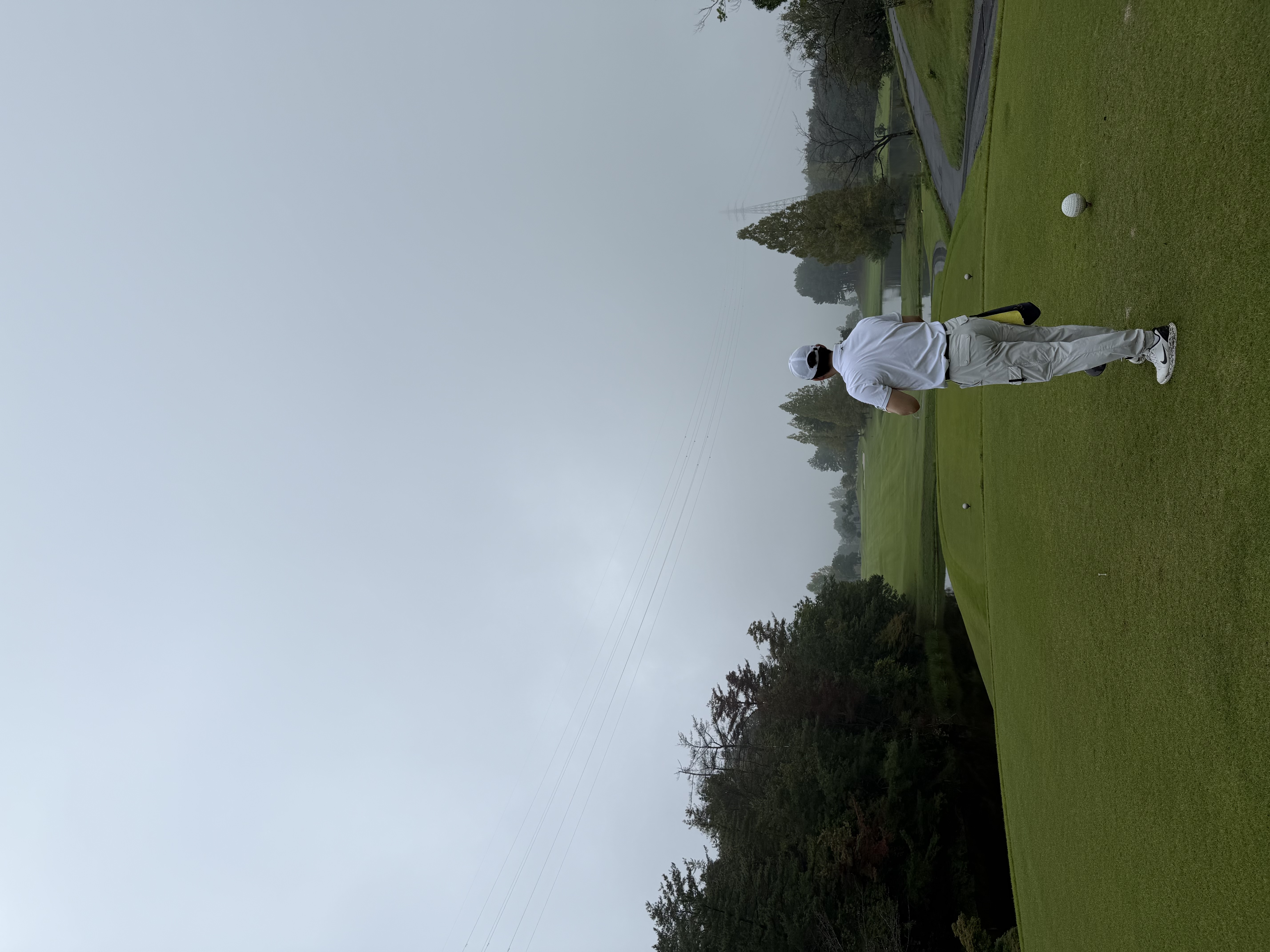 티잉그라운드에서 샷 준비 중인 장면