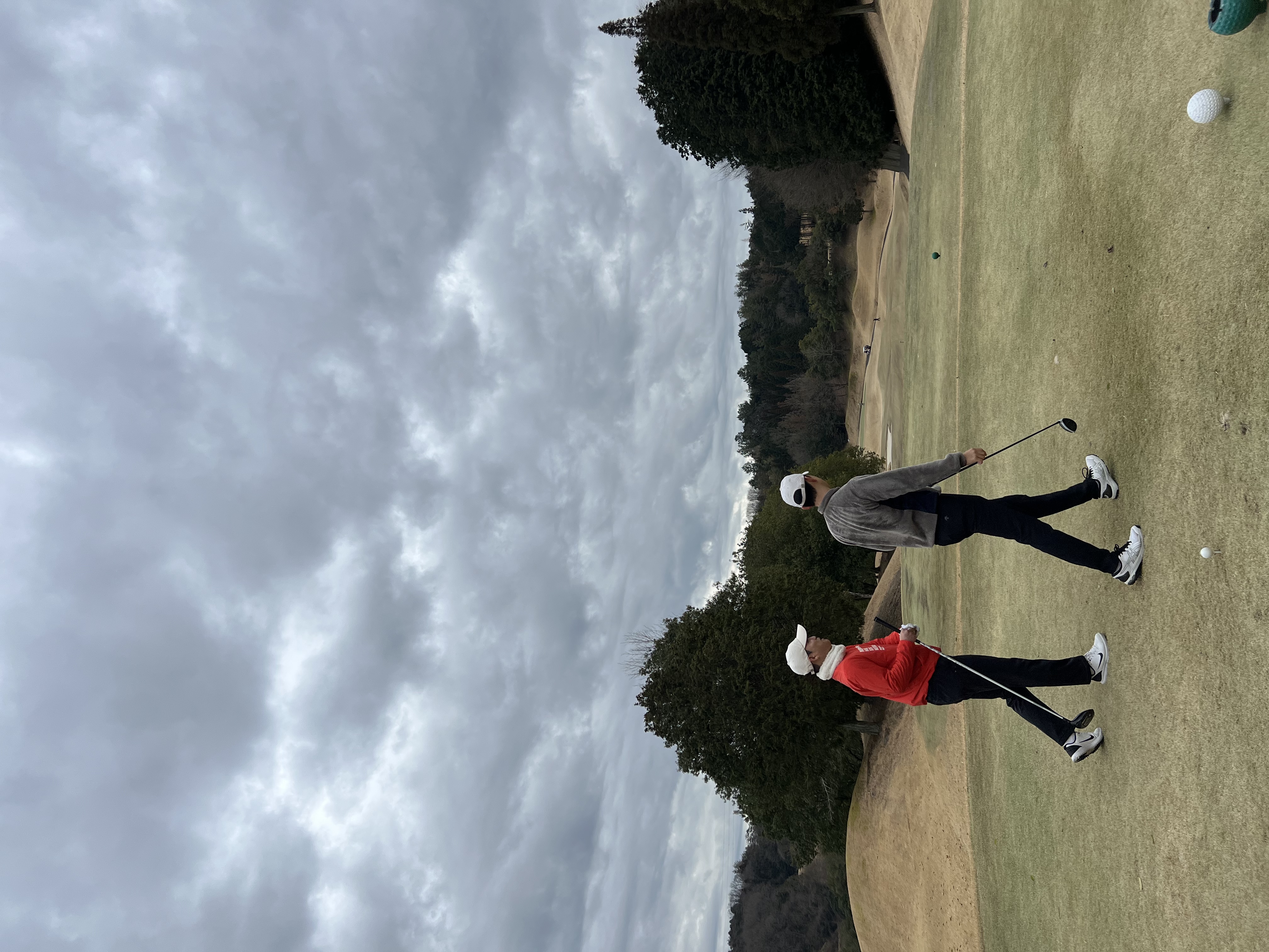 먹구름 아래 페어웨이를 걸어가는 동반자들