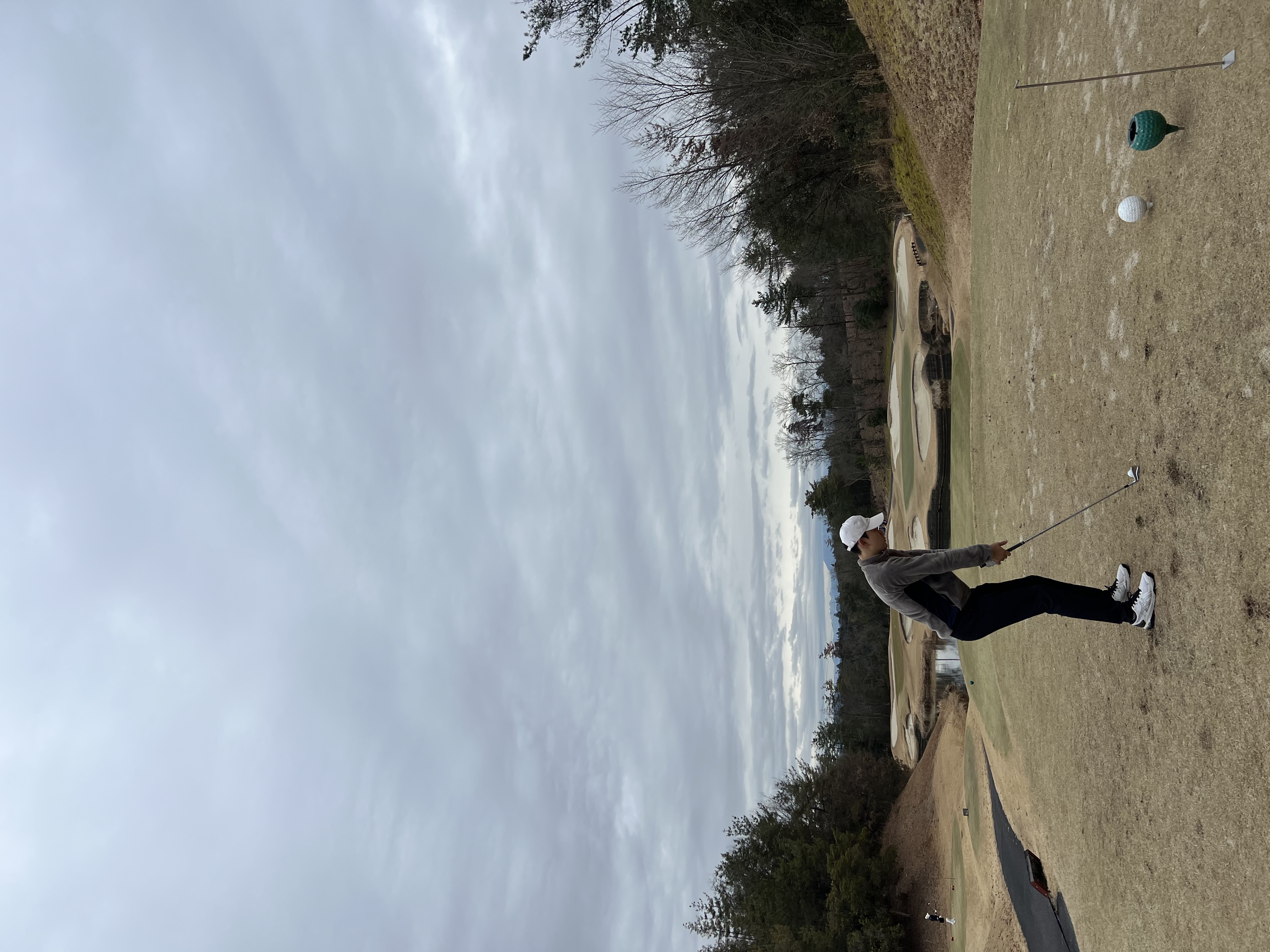 클럽하우스에서 내려다본 연습그린과 코스 풍경