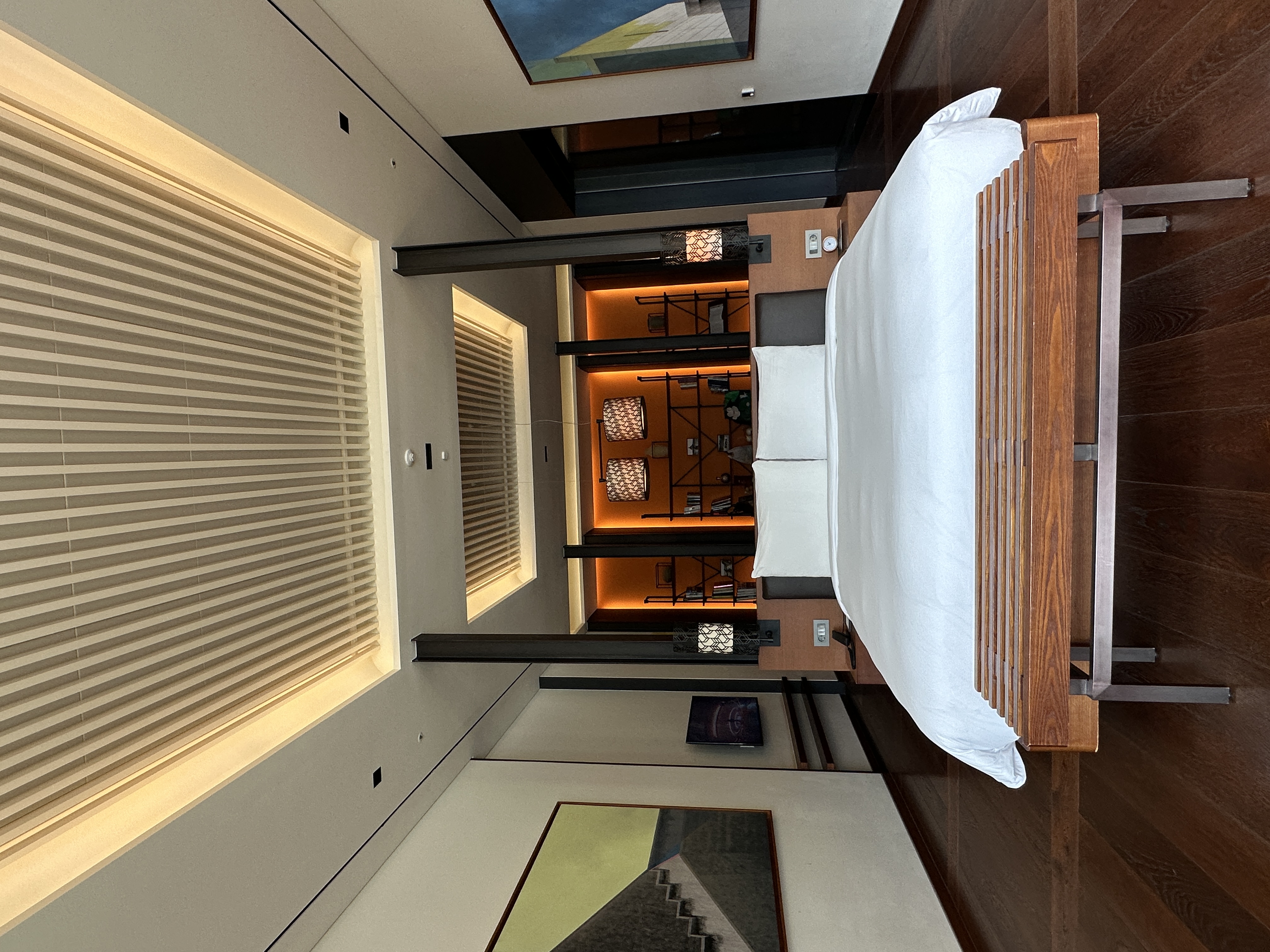 천장 간접조명과 높은 층고가 인상적인 객실 전경