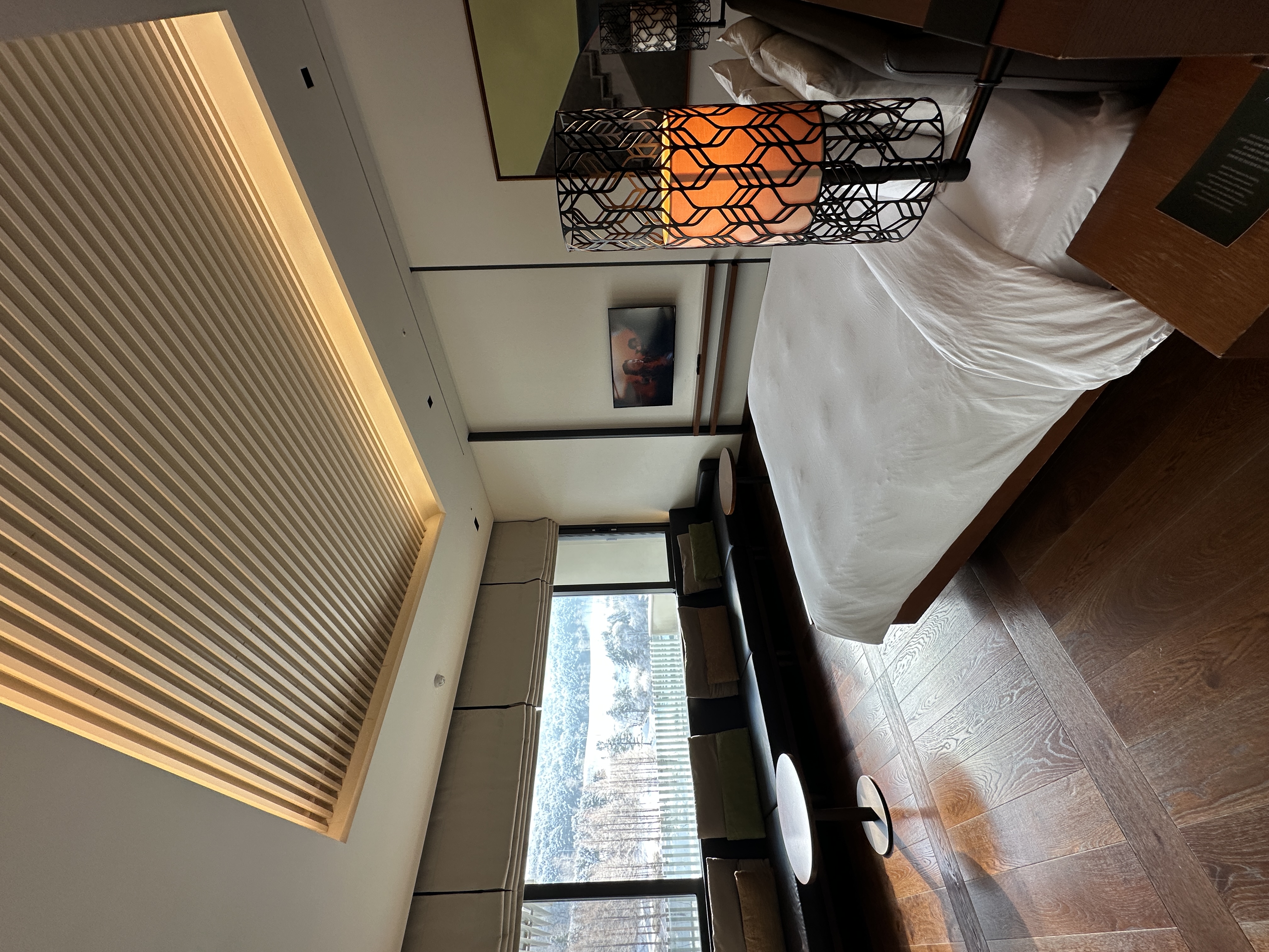 창가 라운지 소파와 객실 분위기