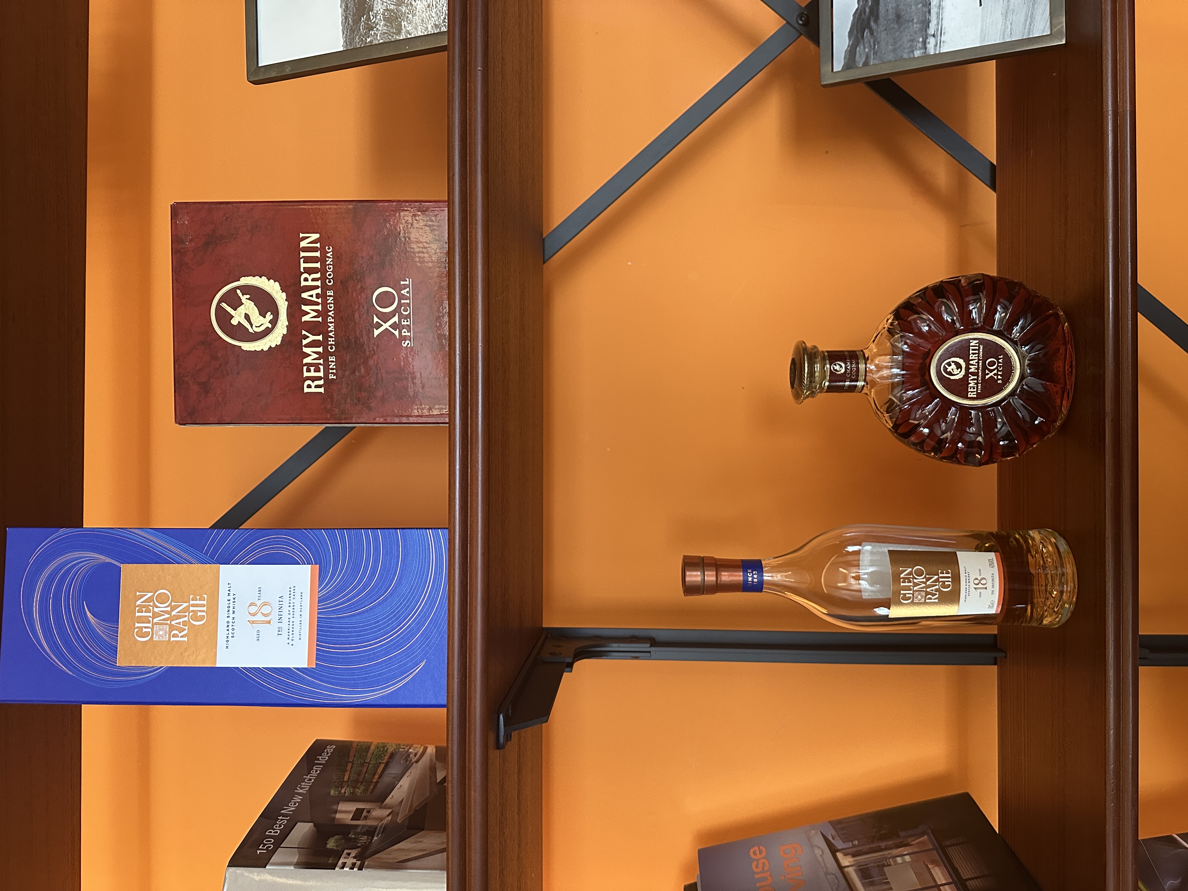 무드 조명이 들어오는 오렌지 톤 선반 디테일