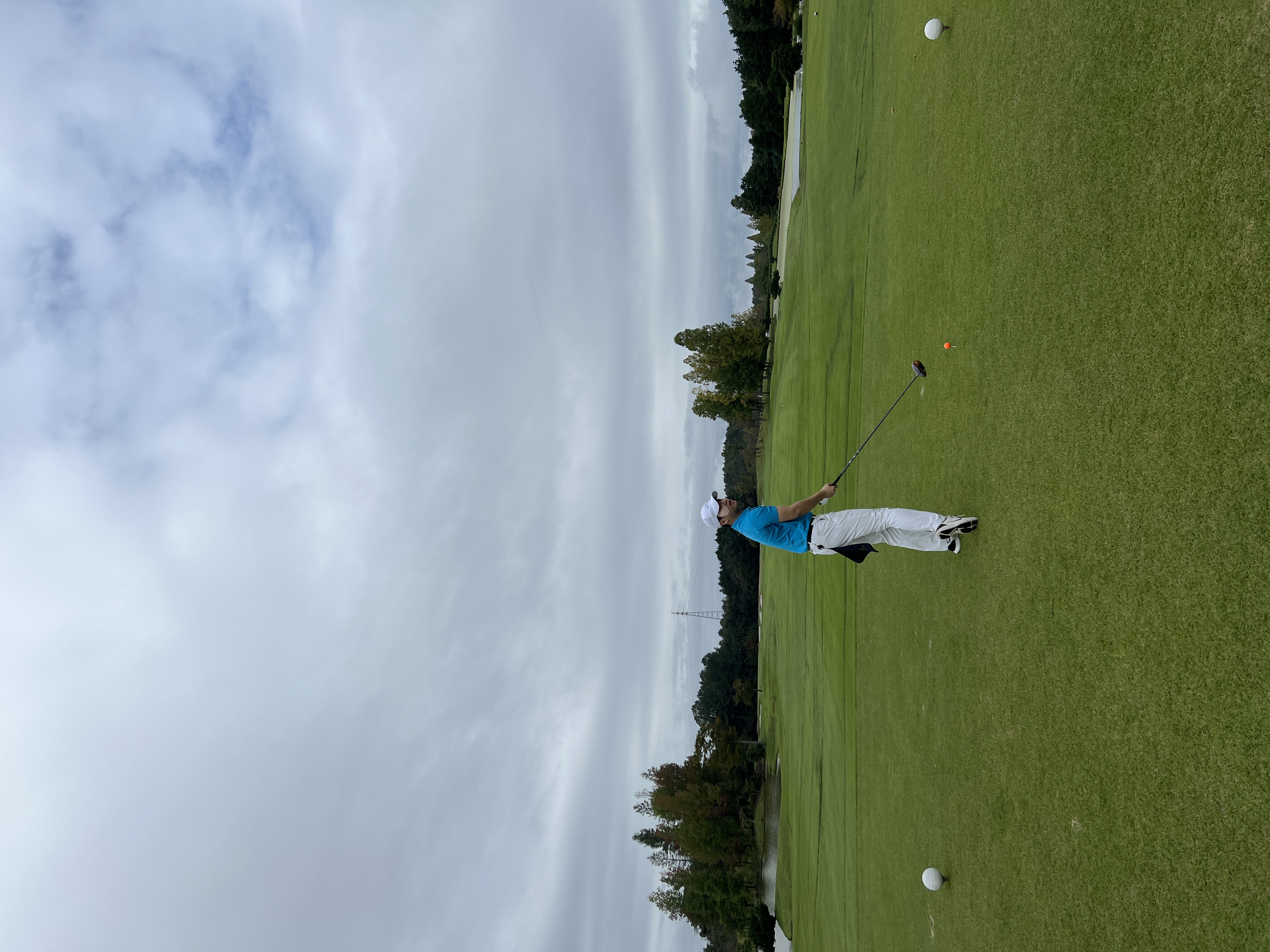 안개 낀 페어웨이에서 플레이 중인 풍경