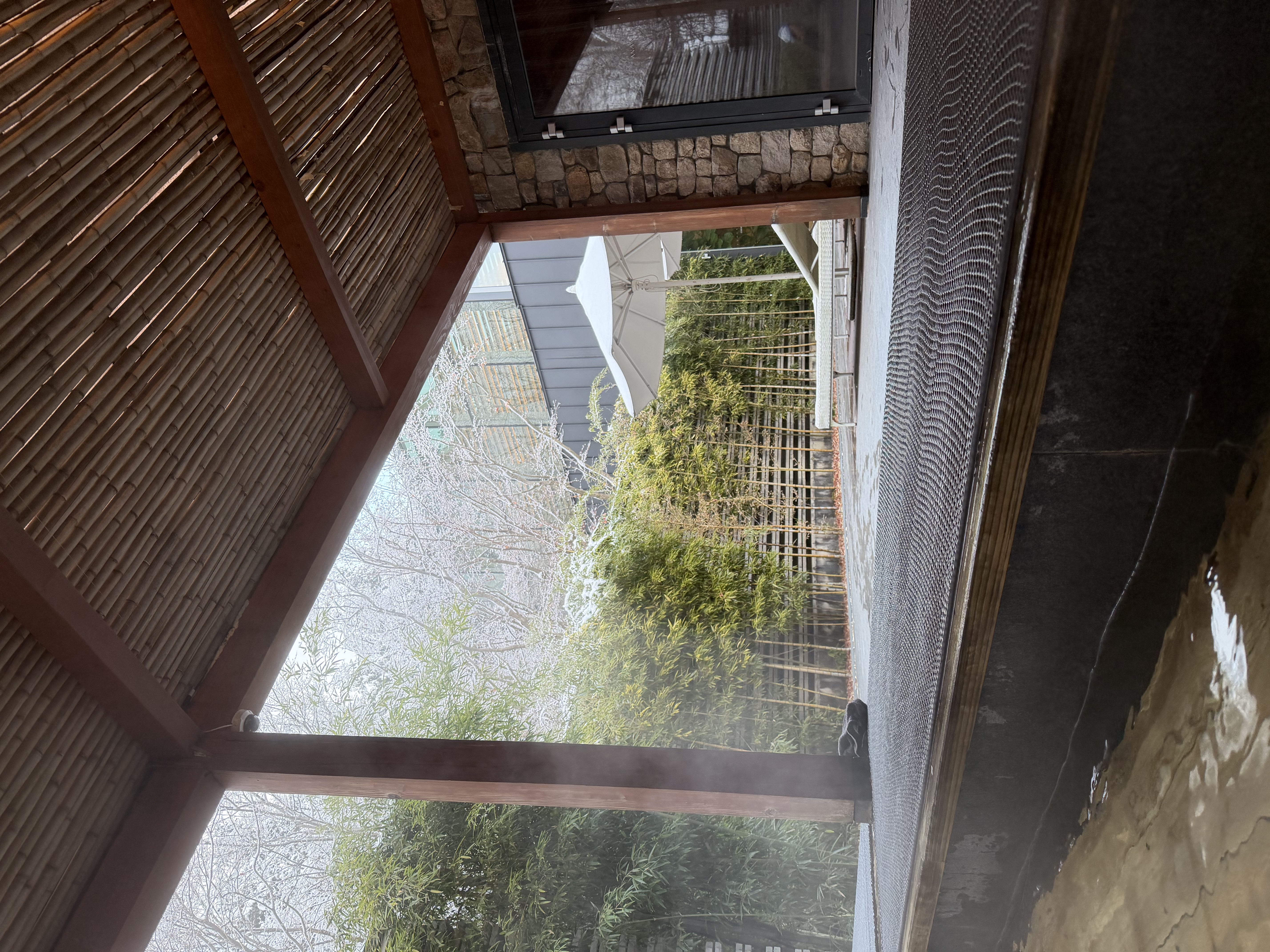 수영장 밖에 있는 엄청난 온천?스파